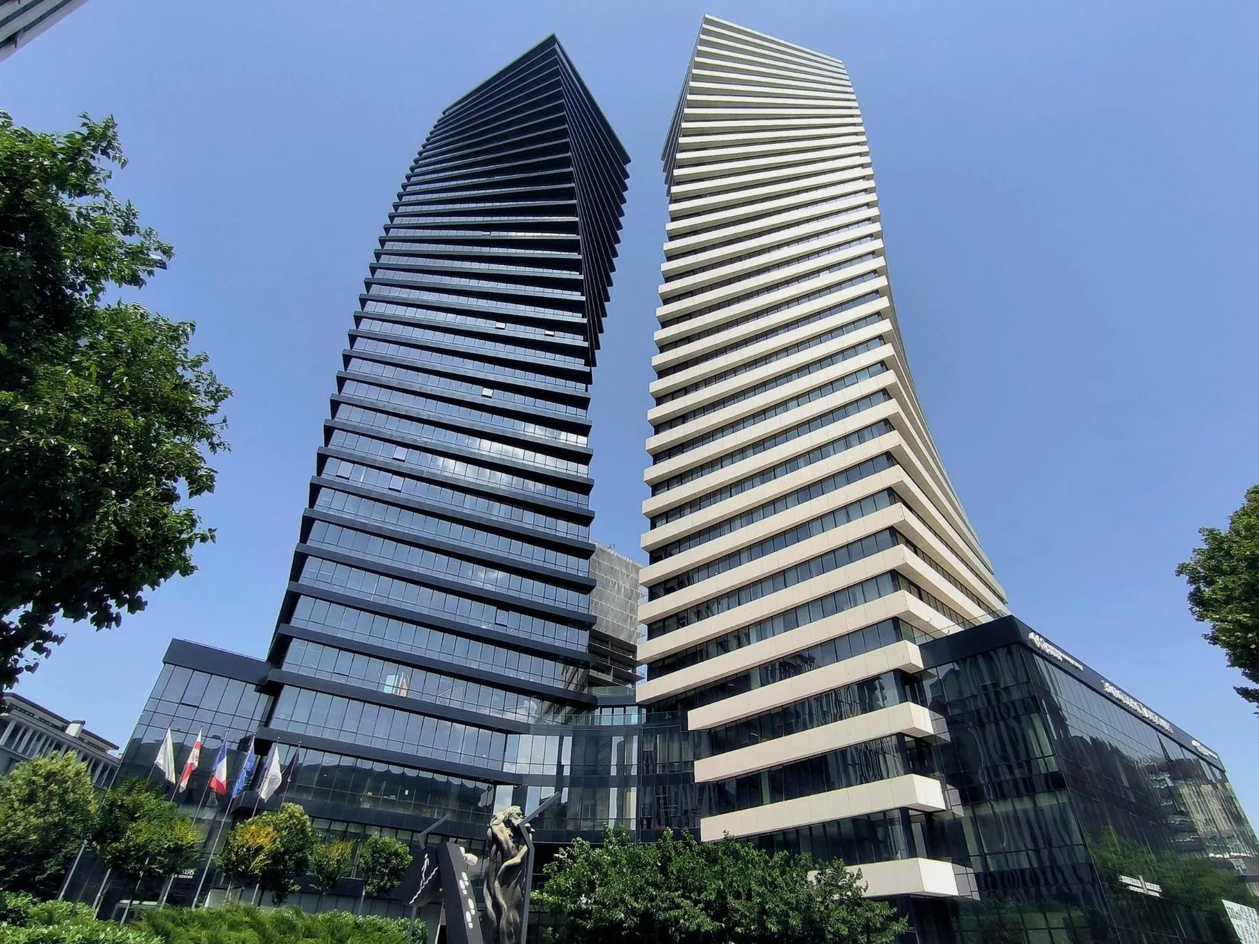 Башни Axis Towers в Тбилиси на фоне голубого неба
